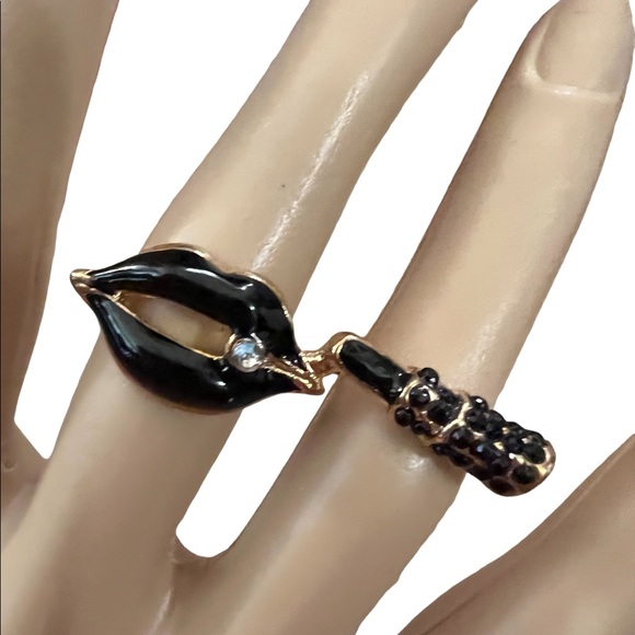CUTE DOUBLE RING -BLACK CRYSTAL EMBELLISHED LIPSTICK/LIP RING! SIZE 6/7 - Picture 1 of 6